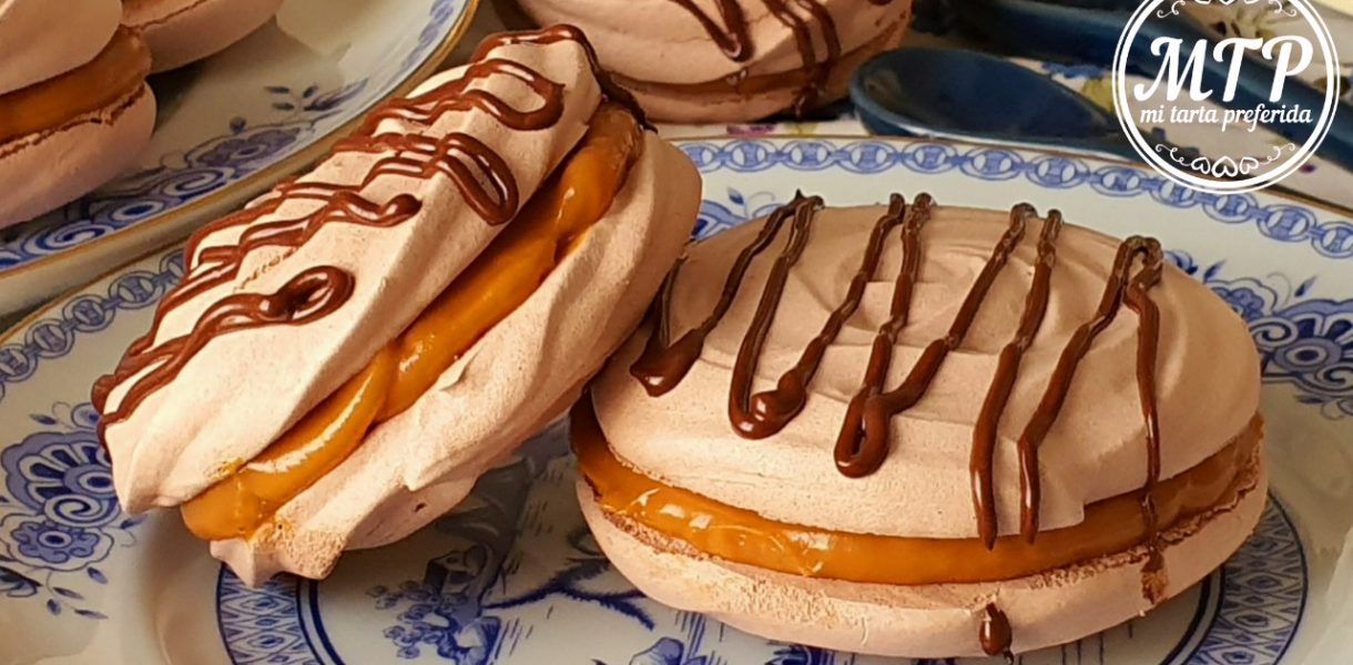Merengues de chocolate rellenos de dulce de leche